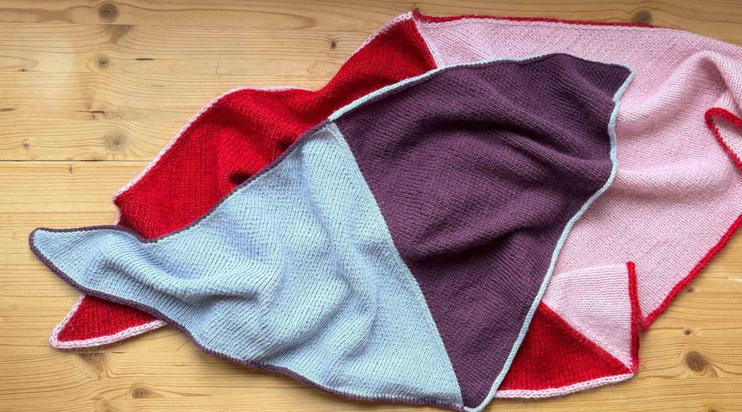 Zwei Dreieckstücher in den Farben hellblau und weinrot sowie rot und rosa.