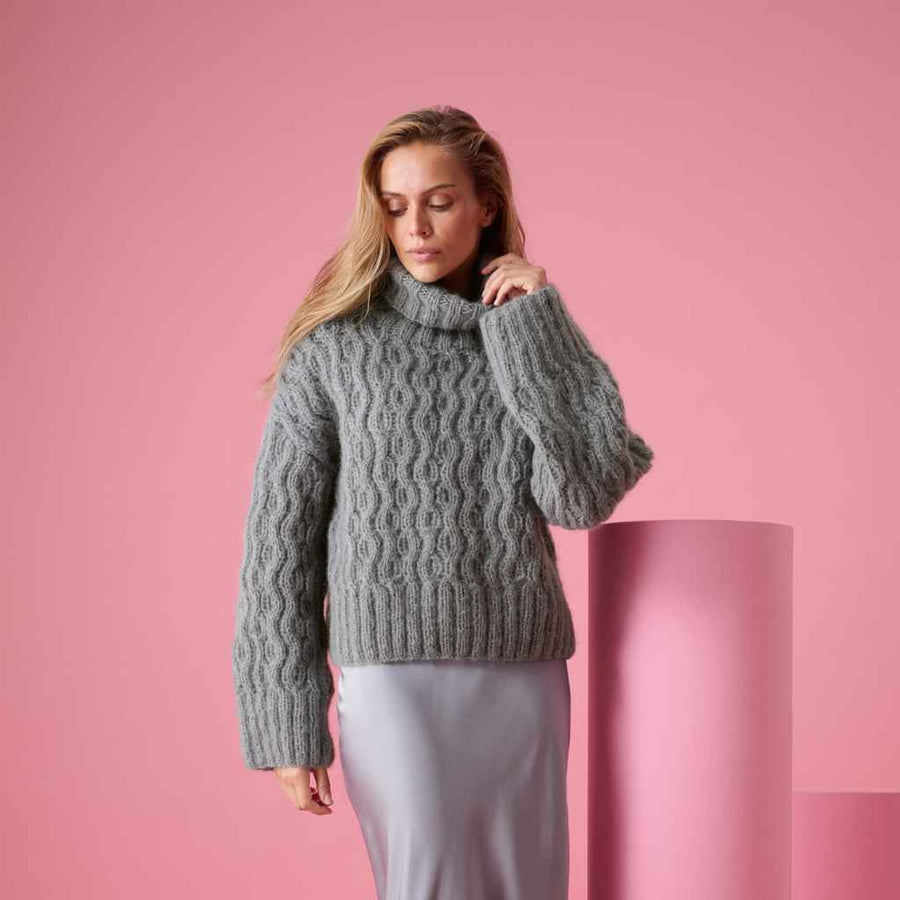 Lana Grossa Rollkragen Pullover mit Zopfmuster Strickanleitung – Produktansicht bei bei bei bei Lieblingsgarn