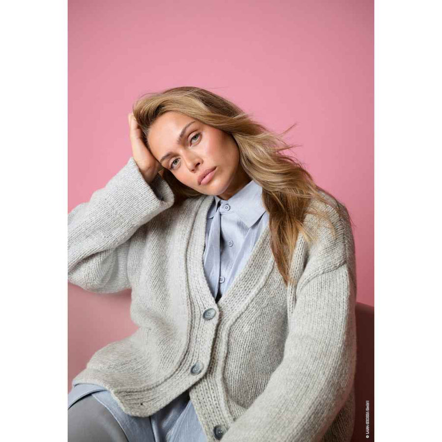 Lana Grossa Klassische Strickjacke mit Taschen Strickanleitung – Produktansicht bei bei bei bei Lieblingsgarn