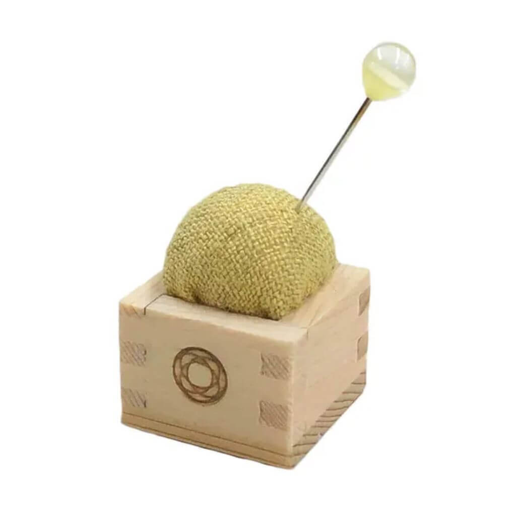 Cohana Masu Mini Nadelkissen mit Nadel, Farbe gelb – Holz und Leinen bei Lieblingsgarn