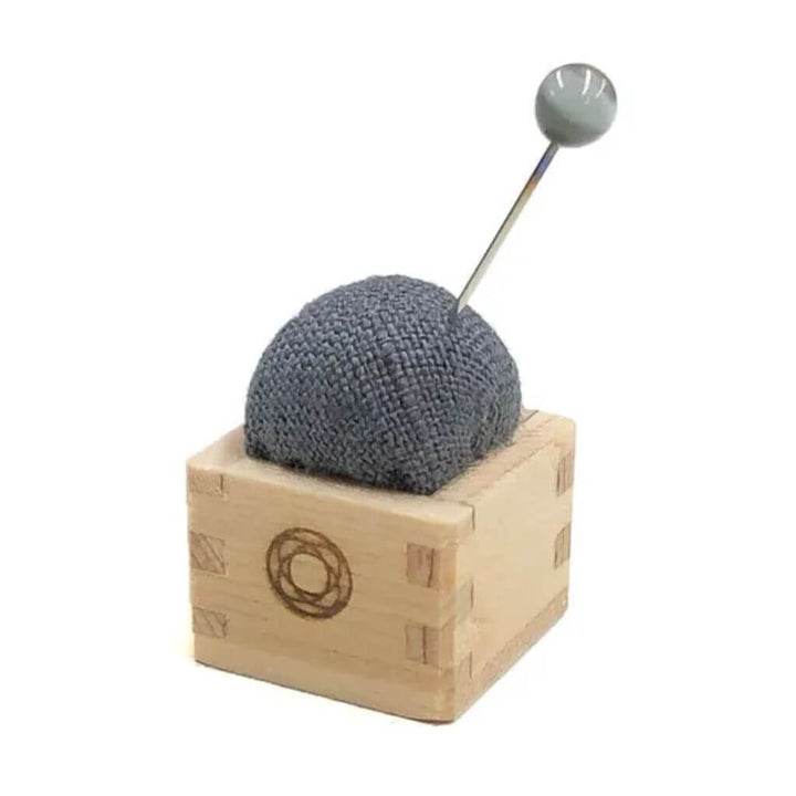 Cohana Masu Mini Nadelkissen mit Nadel, Farbe grau – Holz und Leinen bei Lieblingsgarn