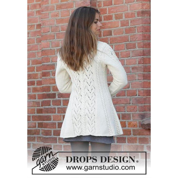 Ice Dancer Taillierte Strickjacke mit Schalkragen Strickanleitung - Drops Design (PDF) bei bei bei bei bei Lieblingsgarn