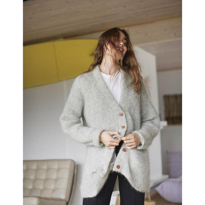 Oversize Strickjacke mit V-Ausschnitt Strickanleitung - Sandnes Garn / Olaug Beate Bjelland (PDF) bei bei bei Lieblingsgarn