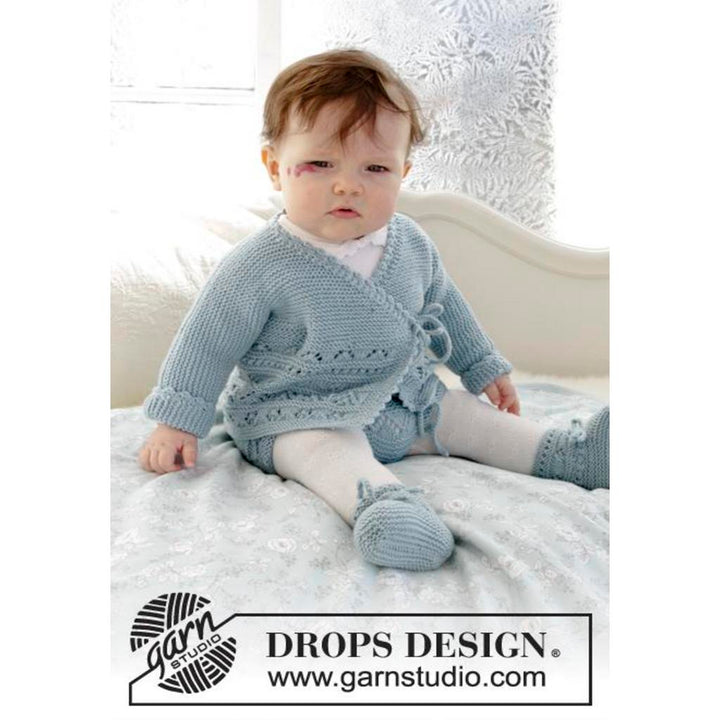 Baby Jacke mit Schühchen im Lochmuster Strickanleitung - Drops Design (PDF) bei bei bei bei bei bei bei bei bei Lieblingsgarn