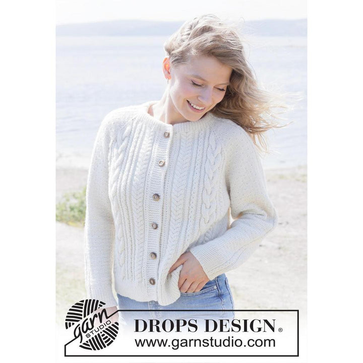 Strickjacke mit Zopfmuster und doppelter Halsblende Strickanleitung - Drops Design (PDF) bei bei bei bei bei Lieblingsgarn