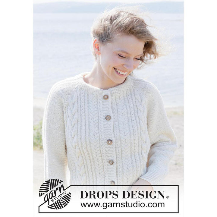 Strickjacke mit Zopfmuster und doppelter Halsblende Strickanleitung - Drops Design (PDF) bei bei bei bei bei Lieblingsgarn