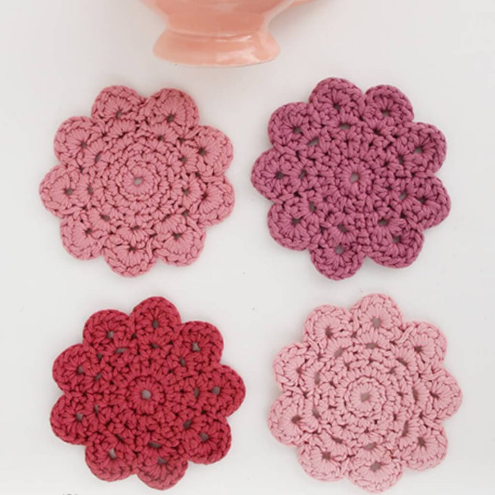 Drops Design Pattern Blushing Coaster Blumenuntersetzer Häkelkit - Drops (PDF) bei bei bei bei bei bei bei bei Lieblingsgarn