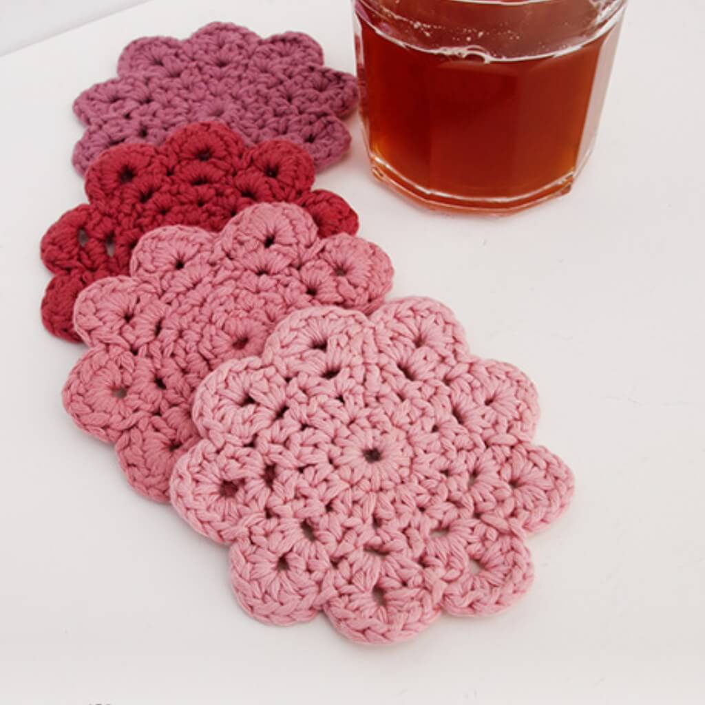 Drops Design Pattern Blushing Coaster Blumenuntersetzer Häkelkit - Drops (PDF) bei bei bei bei bei bei bei bei Lieblingsgarn