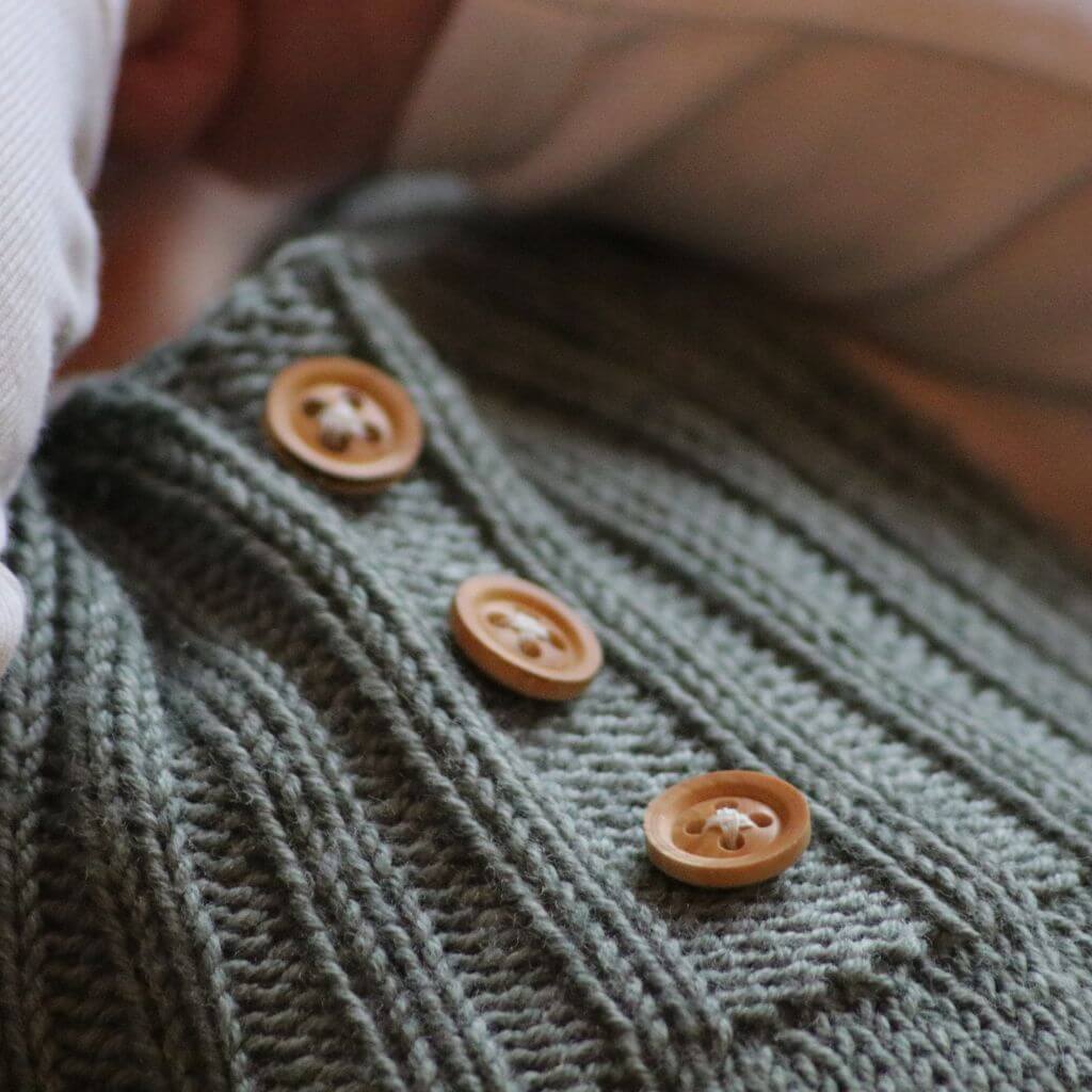Frau Riedel strickt Levis Strampler Strickanleitung - Frau Riedel strickt (PDF) bei bei bei bei bei bei bei Lieblingsgarn