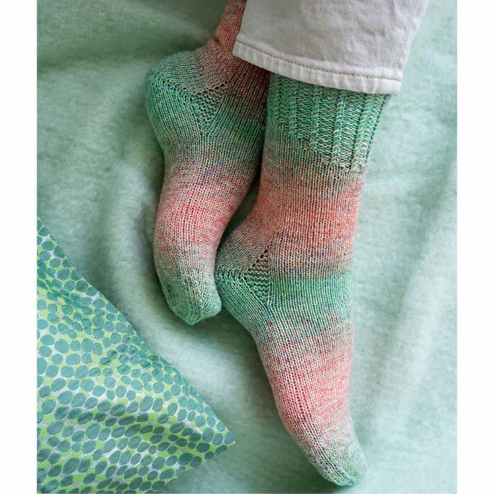 Lana Grossa Socken mit kleinem Zopfmuster Strickanleitung – Produktansicht bei Lieblingsgarn