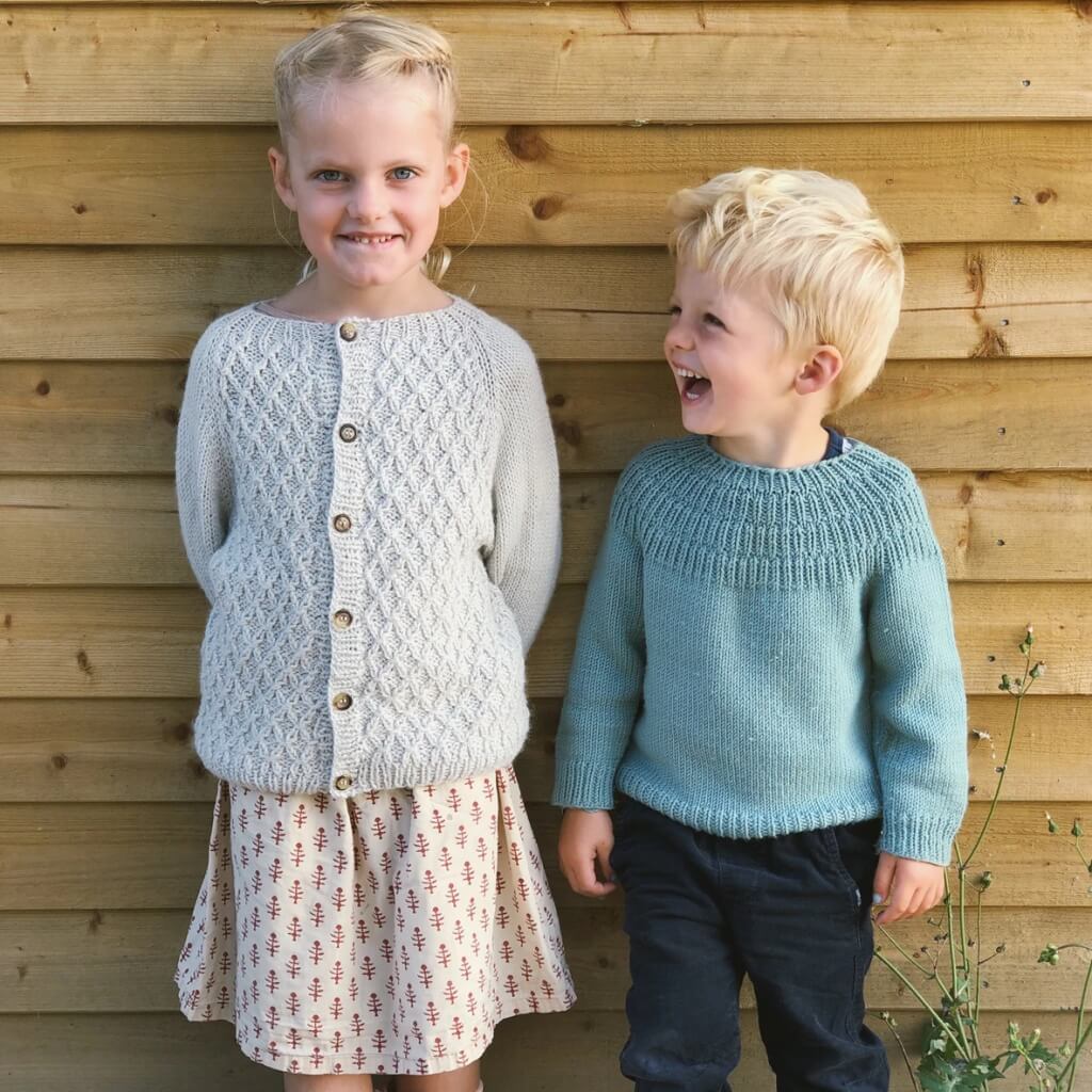 PetiteKnit Pattern Kinderstrickjacke Carls Cardigan Strickanleitung - PetiteKnit (Heft) bei bei bei bei bei bei Lieblingsgarn