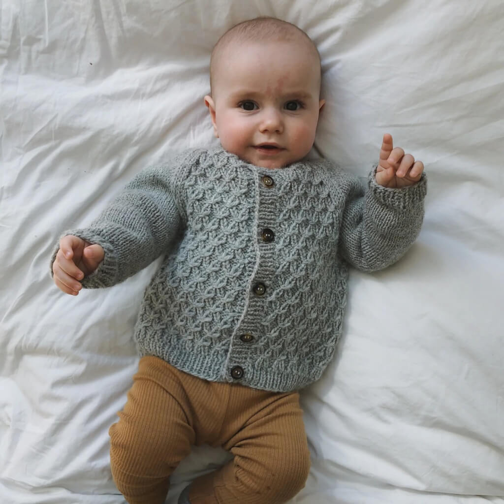 PetiteKnit Pattern Kinderstrickjacke Carls Cardigan Strickanleitung - PetiteKnit (Heft) bei bei bei bei bei bei Lieblingsgarn