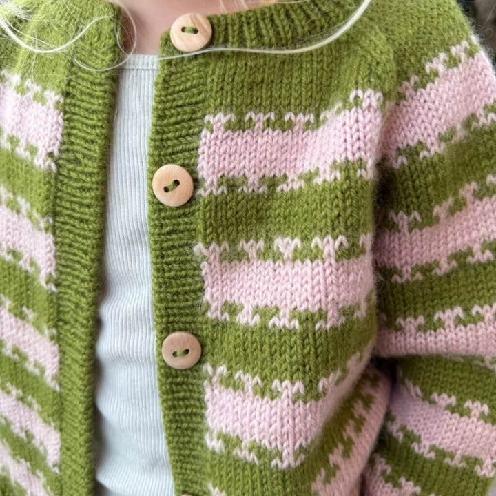 PetiteKnit Strickjacke Key Cardigan Junior Strickanleitung - PetiteKnit (Heft) bei bei bei bei bei bei bei Lieblingsgarn