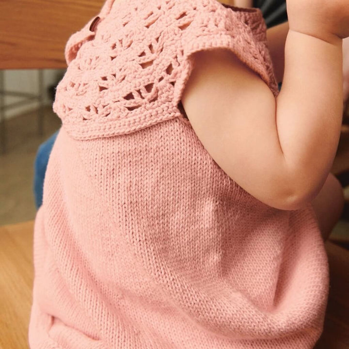 Sandnes Garn Kleid Indy Dress Baby Strickanleitung - Sandnes Garn (Heft) bei bei bei bei bei bei bei bei bei Lieblingsgarn