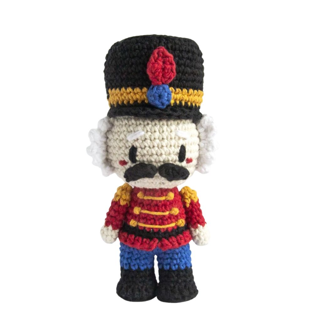 Hoooked Amigurumi Nussknacker Fritz Häkelset – Produktansicht, Baumwolle bei Lieblingsgarn