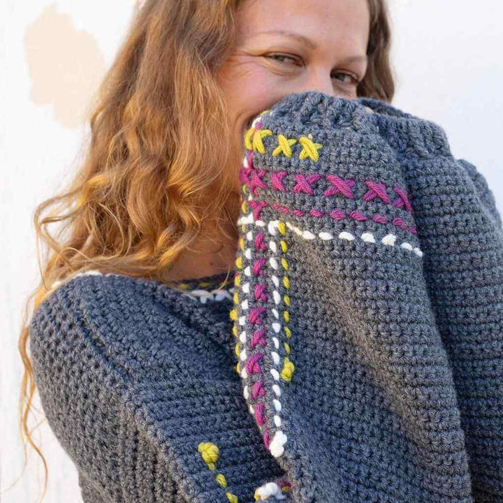 Katia Pullover mit Stickerei Häkelanleitung – Bild 3 von 3 bei Lieblingsgarn