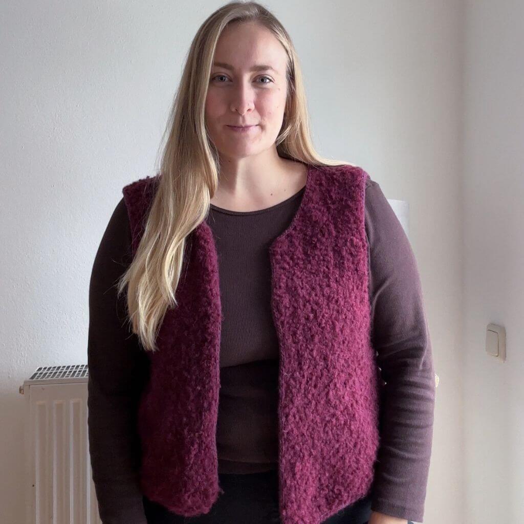 Woolfrentz Hug Me Vest Strickanleitung – Produktansicht bei Lieblingsgarn