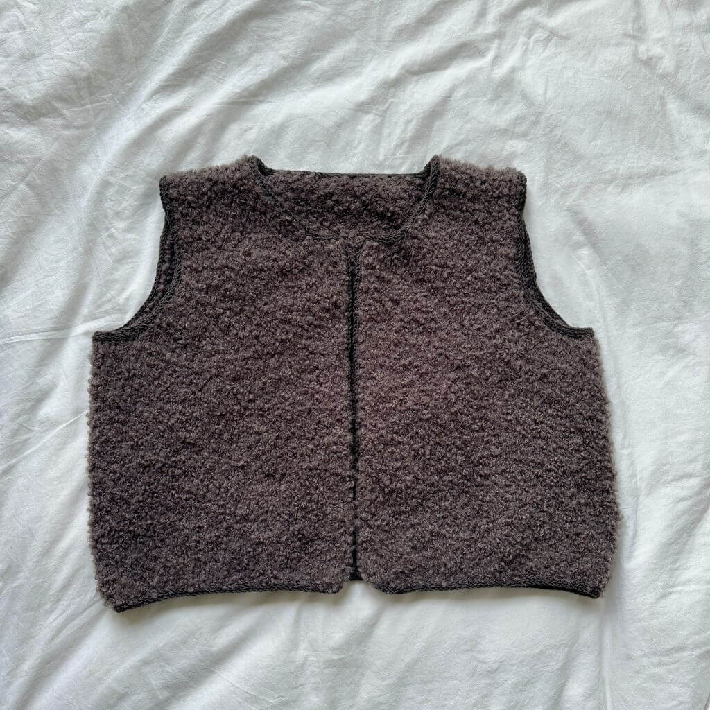 Woolfrentz Hug Me Vest Strickanleitung – Bild 2 von 2 bei Lieblingsgarn