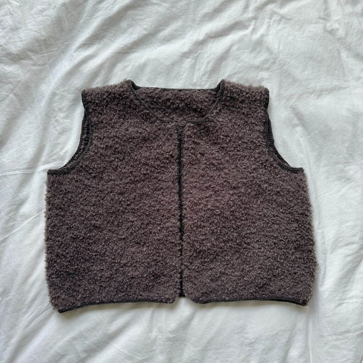 Woolfrentz Hug Me Vest Strickanleitung – Bild 2 von 2 bei Lieblingsgarn
